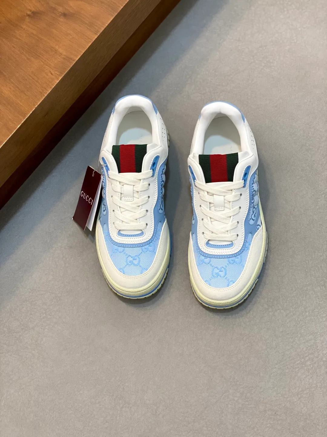 Men's Shoes 💰660 𝐆𝐮𝐜𝐜𝐢 𝐑𝐞-𝐖𝐞𝐛 As the first sneaker created by Sabato De Sarno for Gucci, the Re-Web series reinterprets the brand's classic stripes and sets off the modern silhouette design with bold and unique details. These shoes are crafted from white leather. This new sneaker is ingeniously decorated with many of the brand's classic details, and is equipped with a bright red and green webbing tongue, which will make people fall in love at first sight. White leather treated with a special process for softness and luster, with an embossed grainy texture. Script Gucci logo and interlocking G web label with Interlocking G and script Gucci logo. Rubber outsole with interlocking G detail eyelets. Web tongue. Size: 39-44 (customized for sizes 38 and 45)